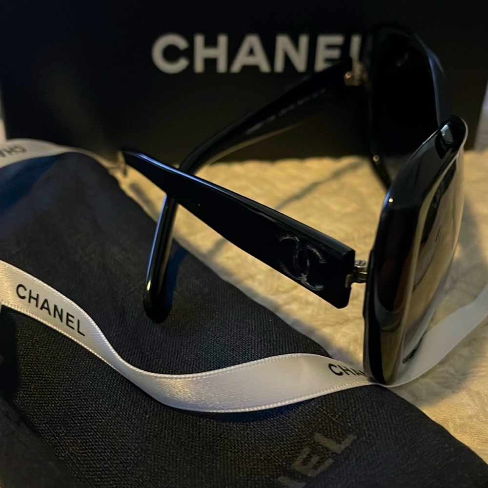 Authentic CHANEL (One side missing logo) Black Sunglasses